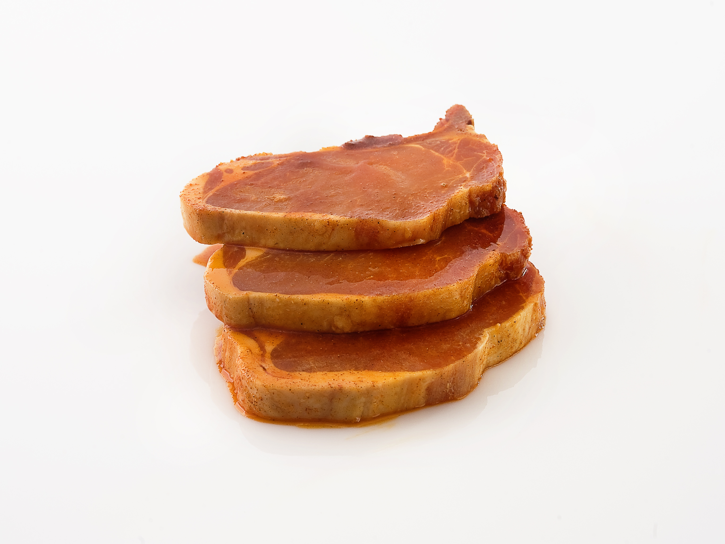 3 stk sommerkoteletter marinert, på hvit bakgrunn